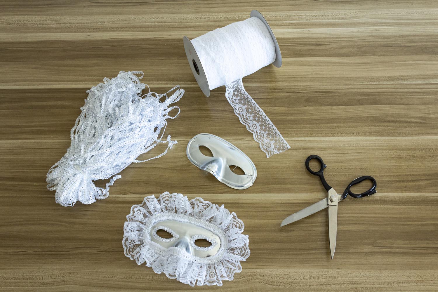MASCHERA ARTIGIANALE CON MERLETTO BIANCO
